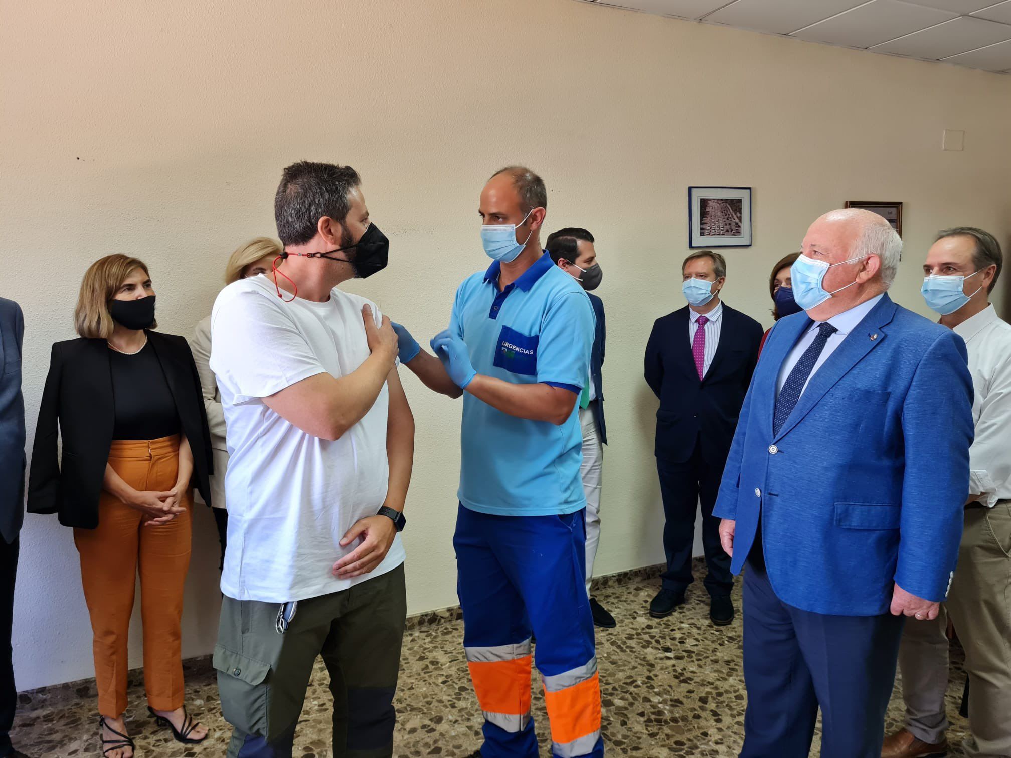 El consejero Jesús Aguirre asiste a una vacunación en Córdoba. La tercera dosis contra el covid se podría combinar con la vacuna contra la gripe.