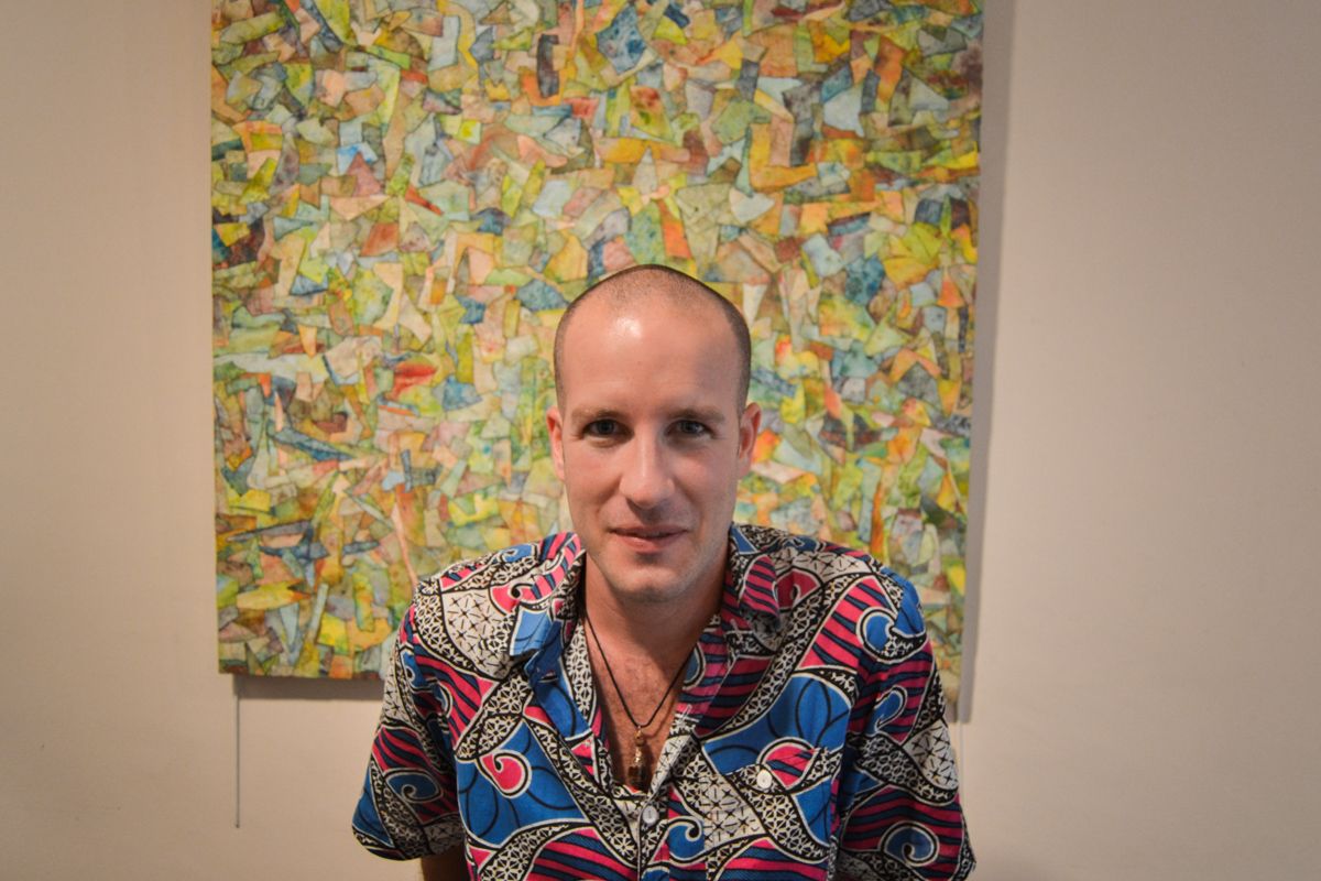 El artista plástico Guino García posando frente a una de sus obras, tras la entrevista. FOTO: CLAUDIA GONZÁLEZ ROMERO. 