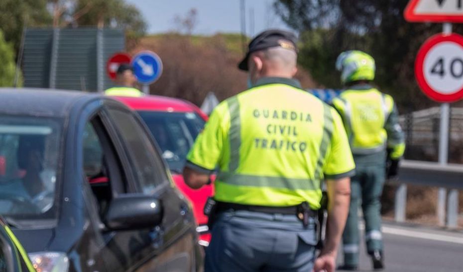 Atención a la nueva campaña de tráfico: tener el coche a punto. En la imagen, agentes de la Guardia Civil de tráfico.