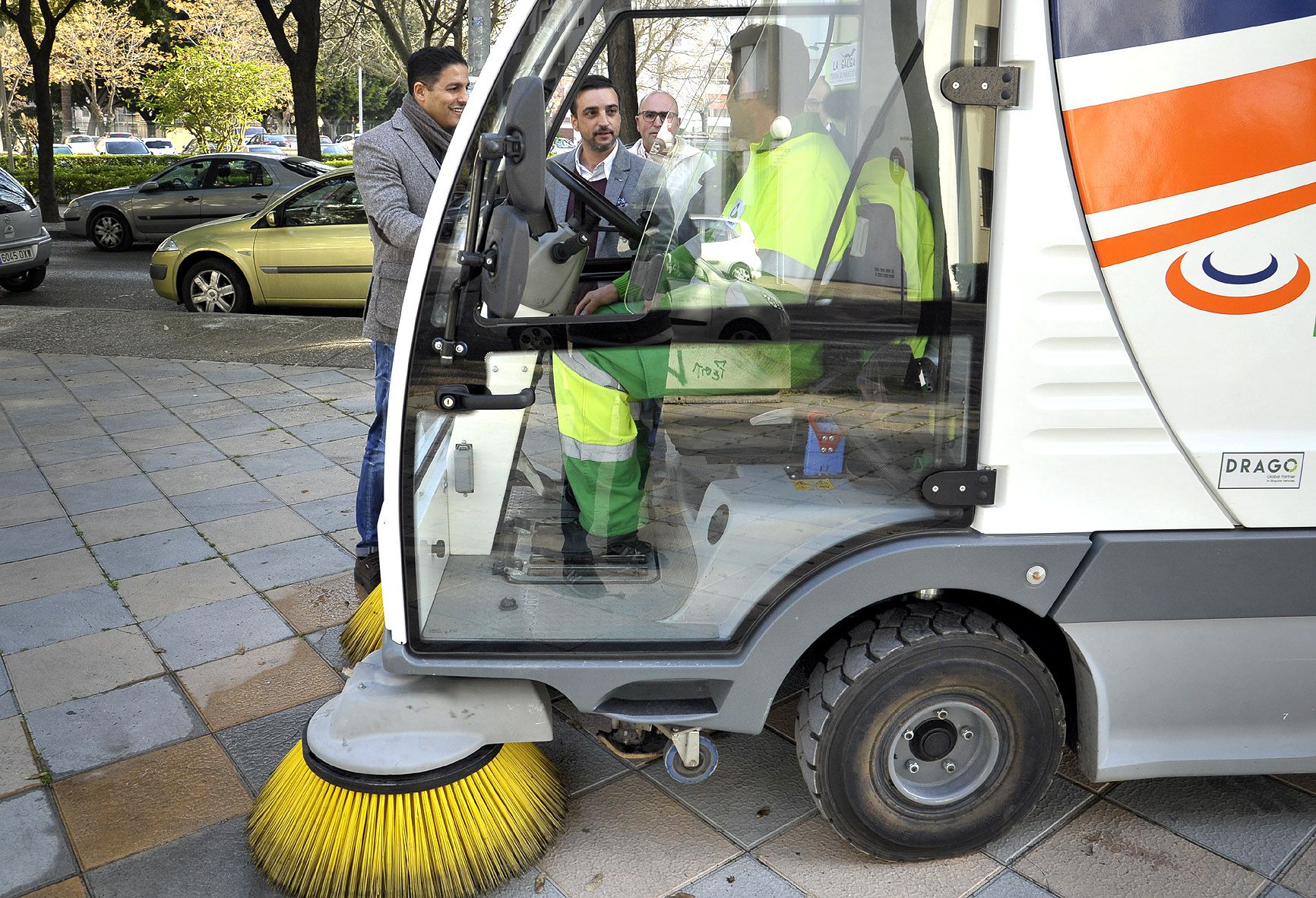José Antonio Díaz, ante una barredora del servicio de limpieza.