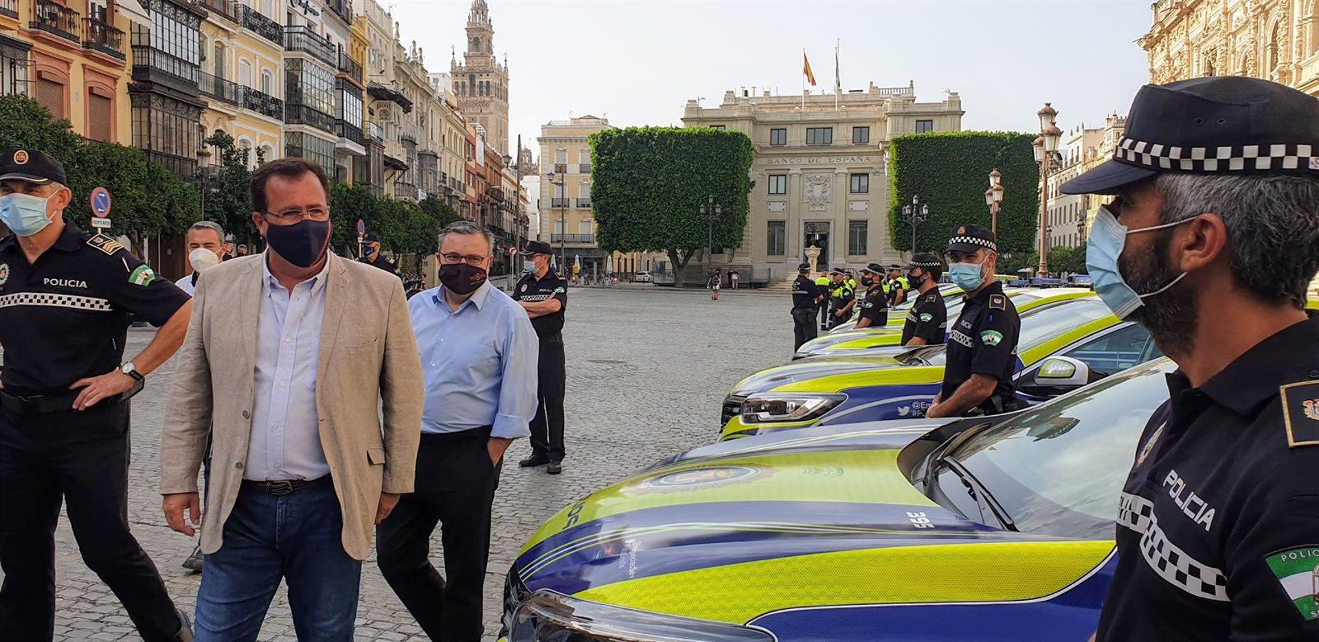 Juan Carlos Cabrera, con los nuevos vehículos.