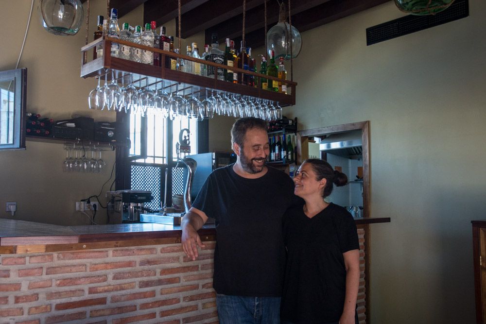 Víctor y Adelina emprenden una nueva vida para Albornía, su restaurante de comida andalusí. FOTO: MANU GARCÍA.