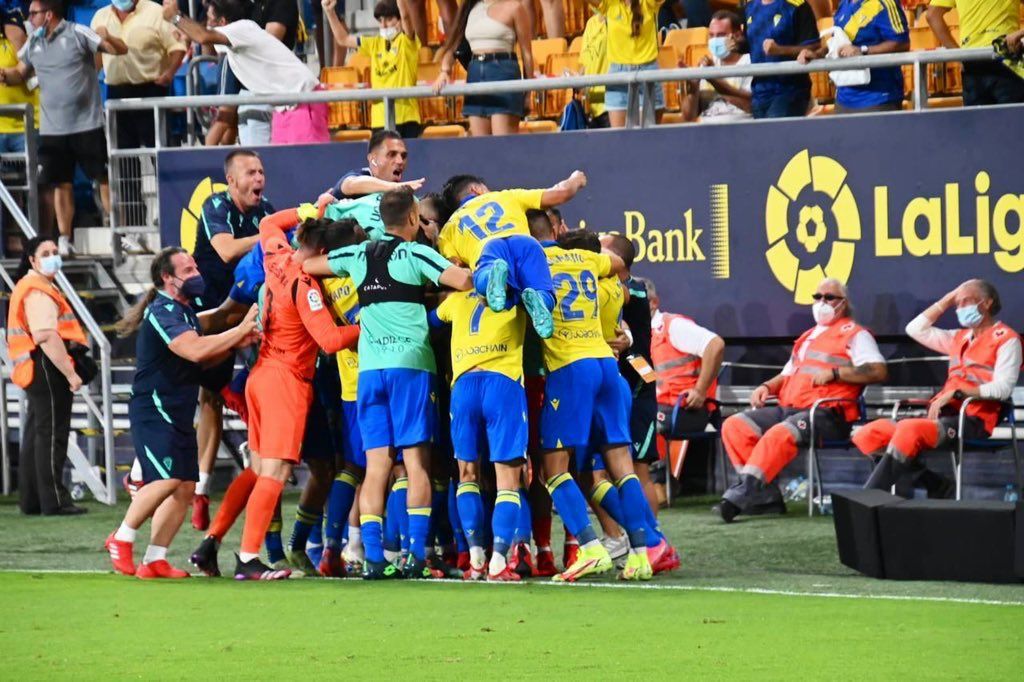 Los jugadores amarillos celebran por todo lo alto el gol del empate.   CADIZCF