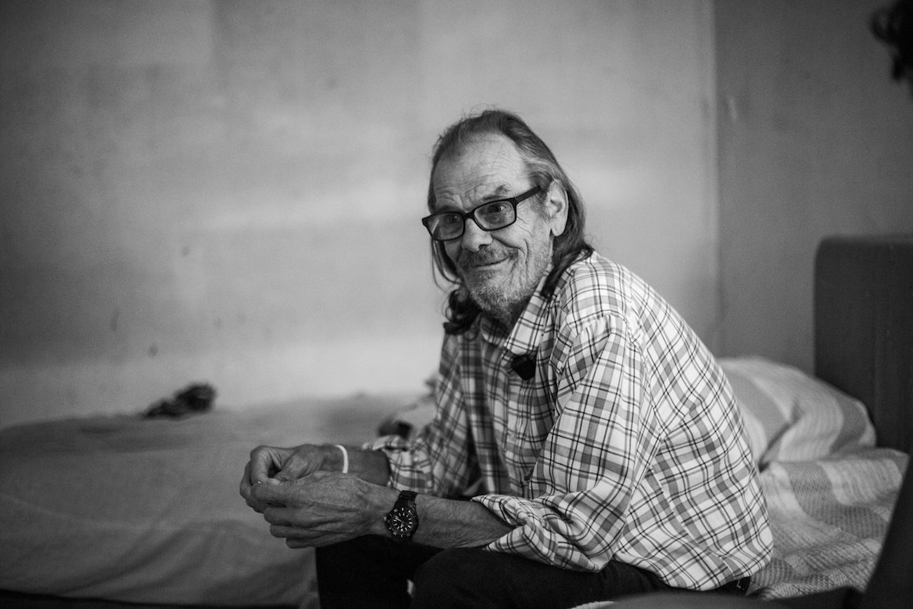 Juan Carlos, que comparte casa con Leo, tras estar muchos años en la calle.