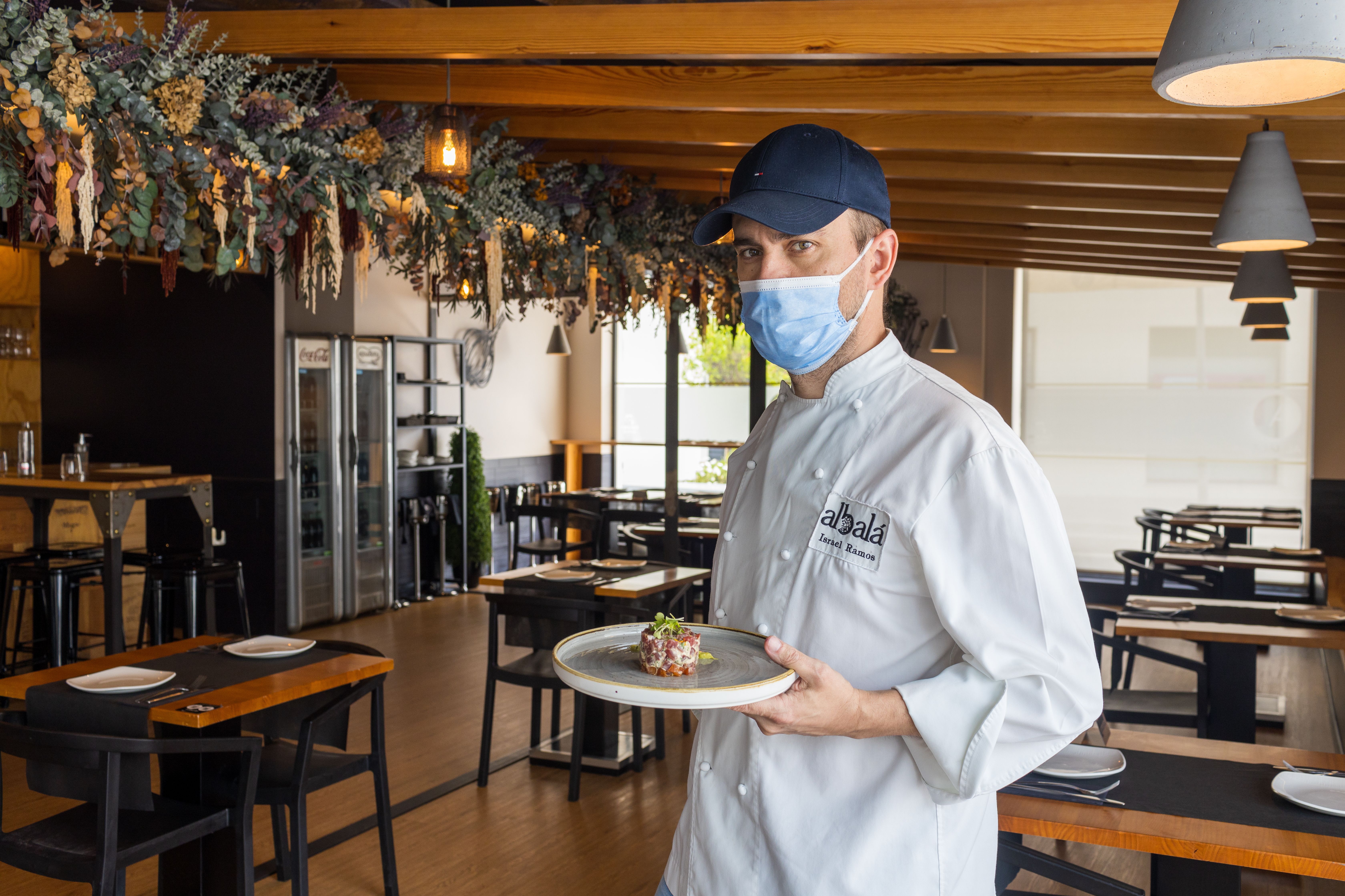 Israel Ramos, con uno de los platos del primer gastrobar que hubo en Jerez, Albalá.