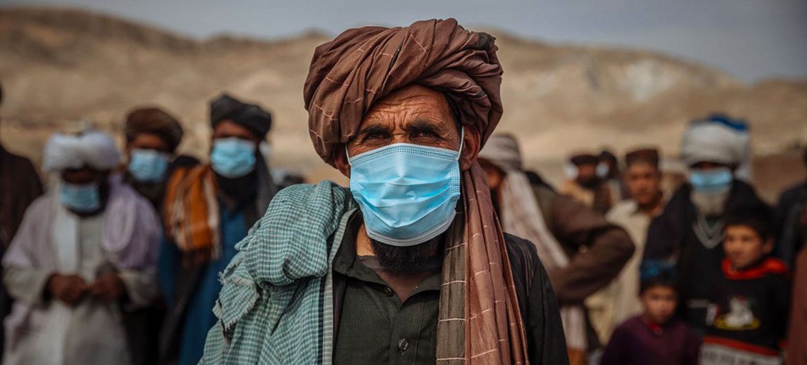 Un afgano, en el desierto.