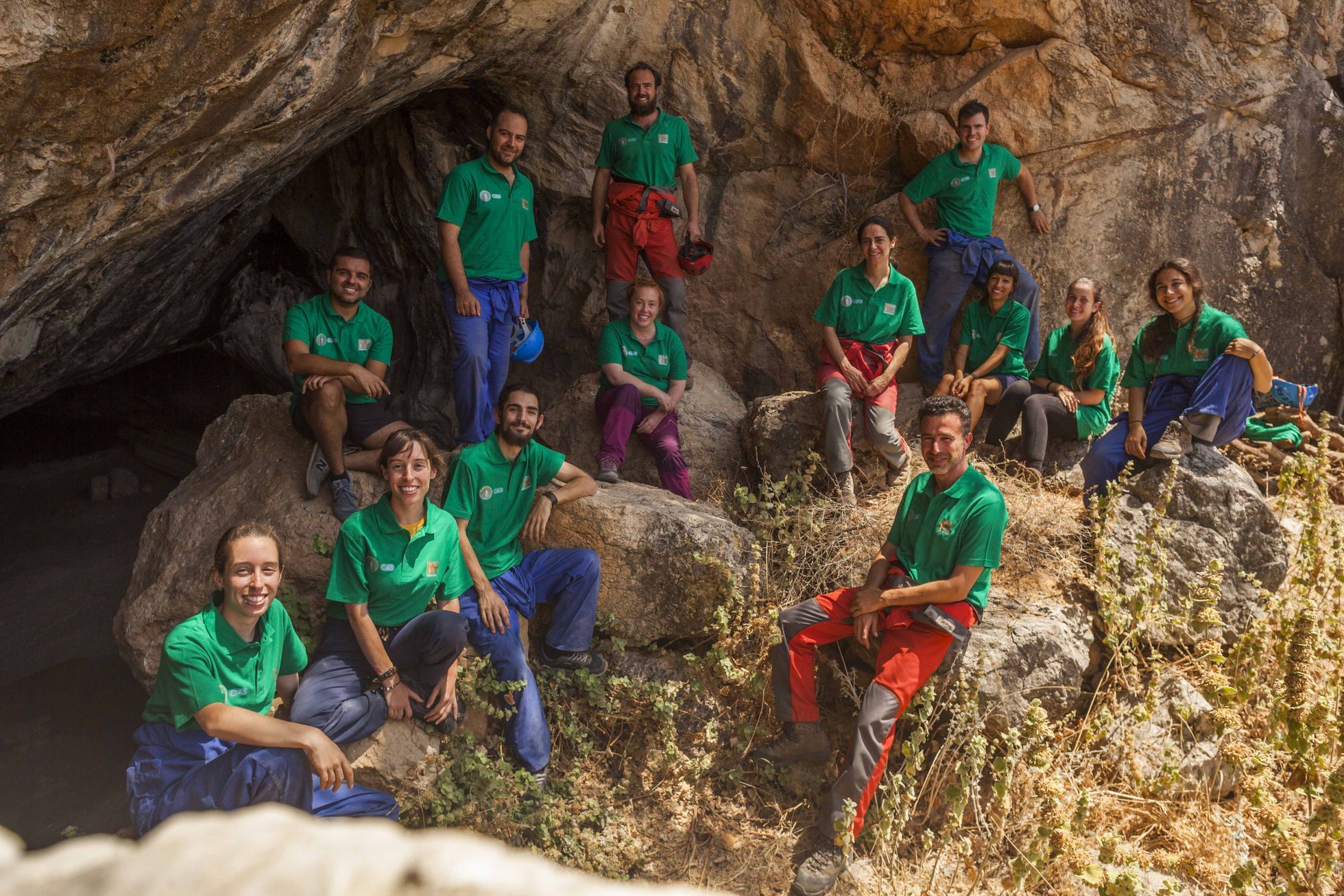 El equipo de arqueólogos dirigidos por Daniel García Valero que han encontrado la bóveda craneal en la cueva de la cueva de La Dehesilla