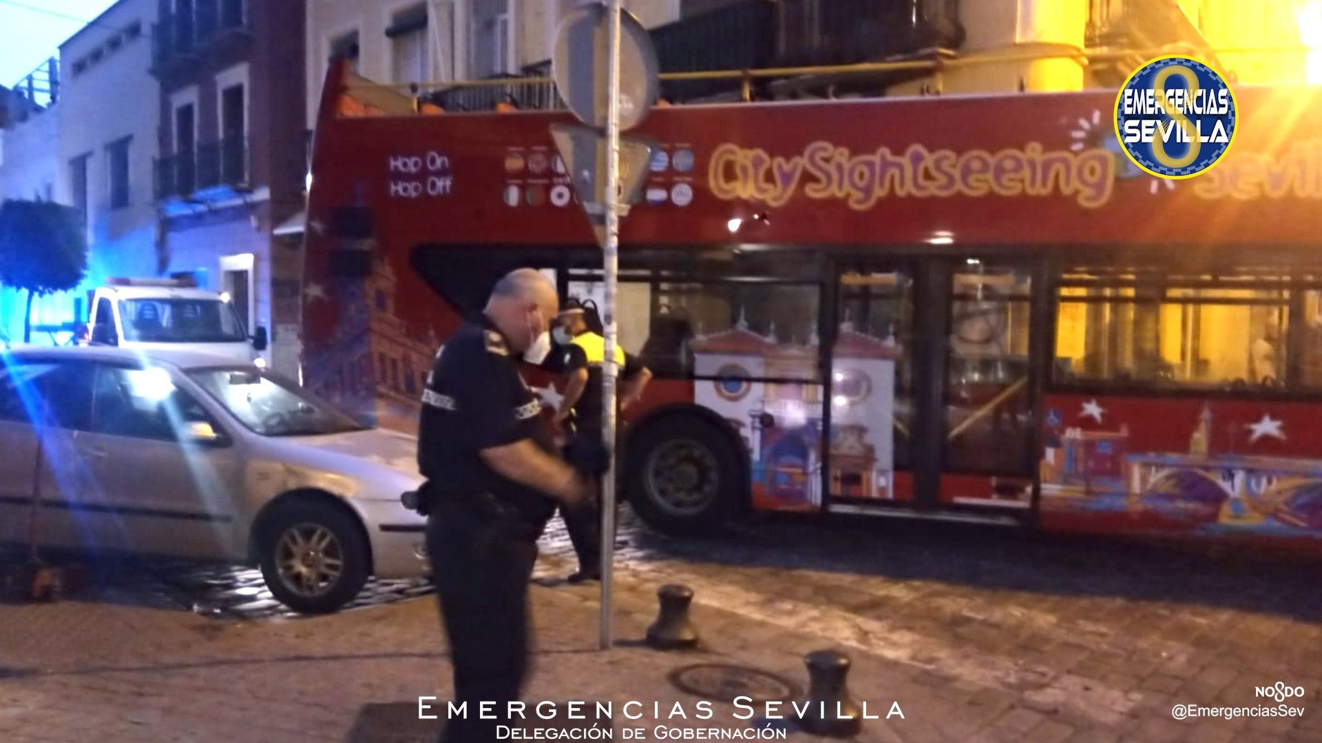 El bus turístico de Sevilla, bloqueado en la calle Feria