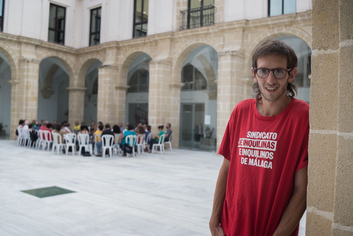 Antonio Yuste, miembro del Sindicato de Inquilinos, en la escuela de verano La Común. FOTO: MANU GARCÍA
