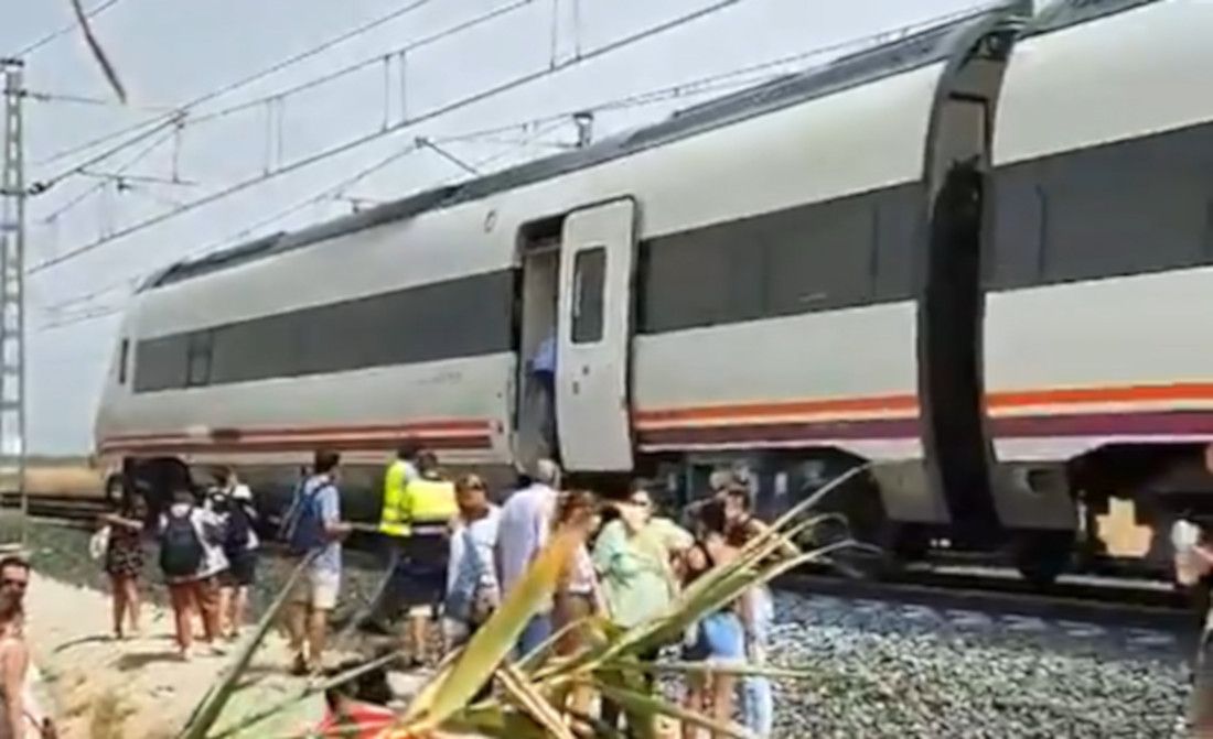 Los pasajeros, al sol el mediodía de este domingo.