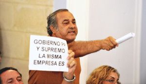 Los-del-ERE-protestan-en-el-Pleno_0009-300x172