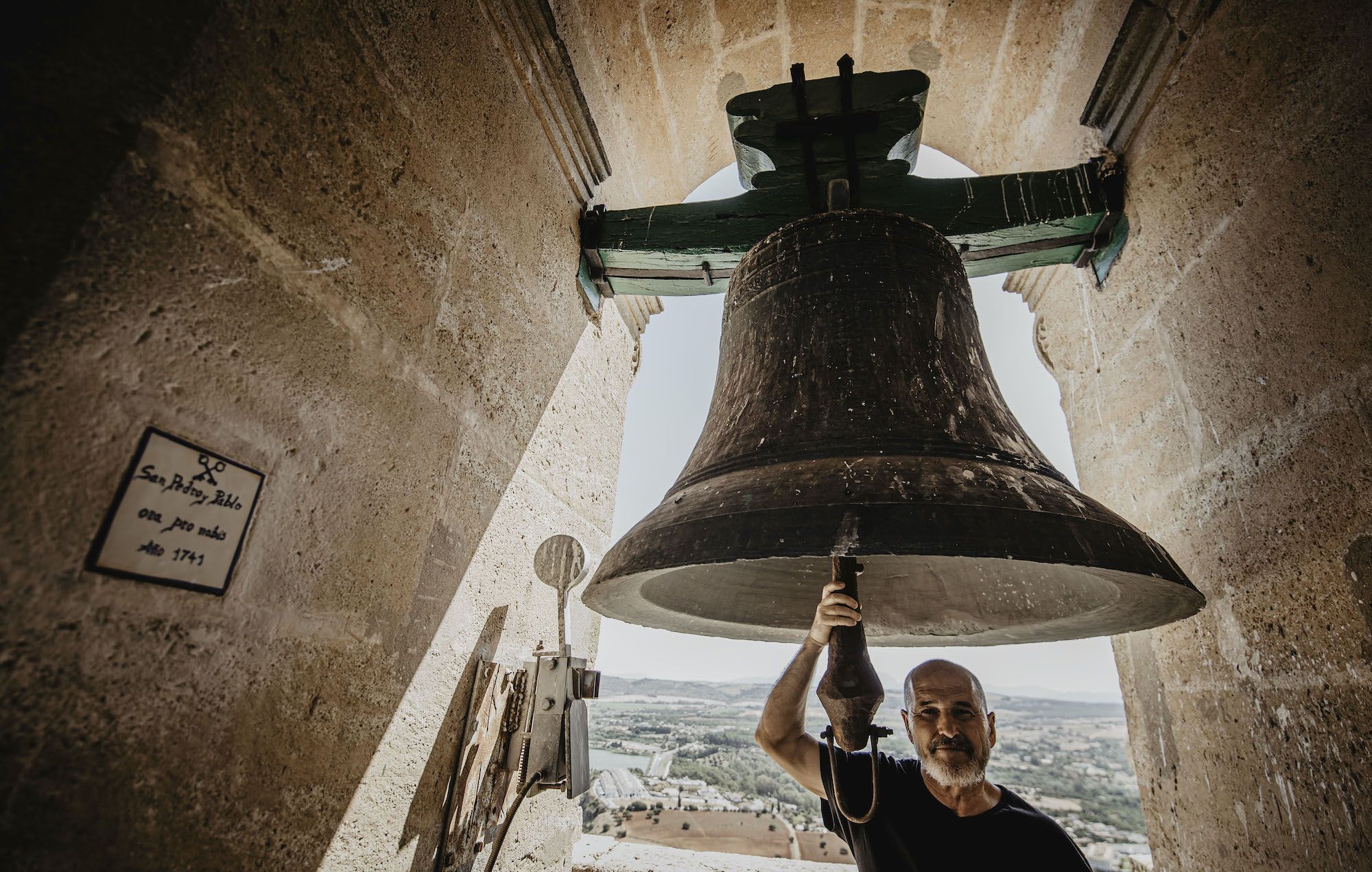 Domingo Olivera, maestro de la cuadrilla de campaneros de la iglesia de San Pedro de Arcos, en el campanario.