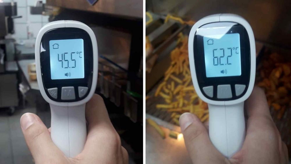 Eva, trabajadora del Burger King, con un termómetro en la cocina a 62 grados