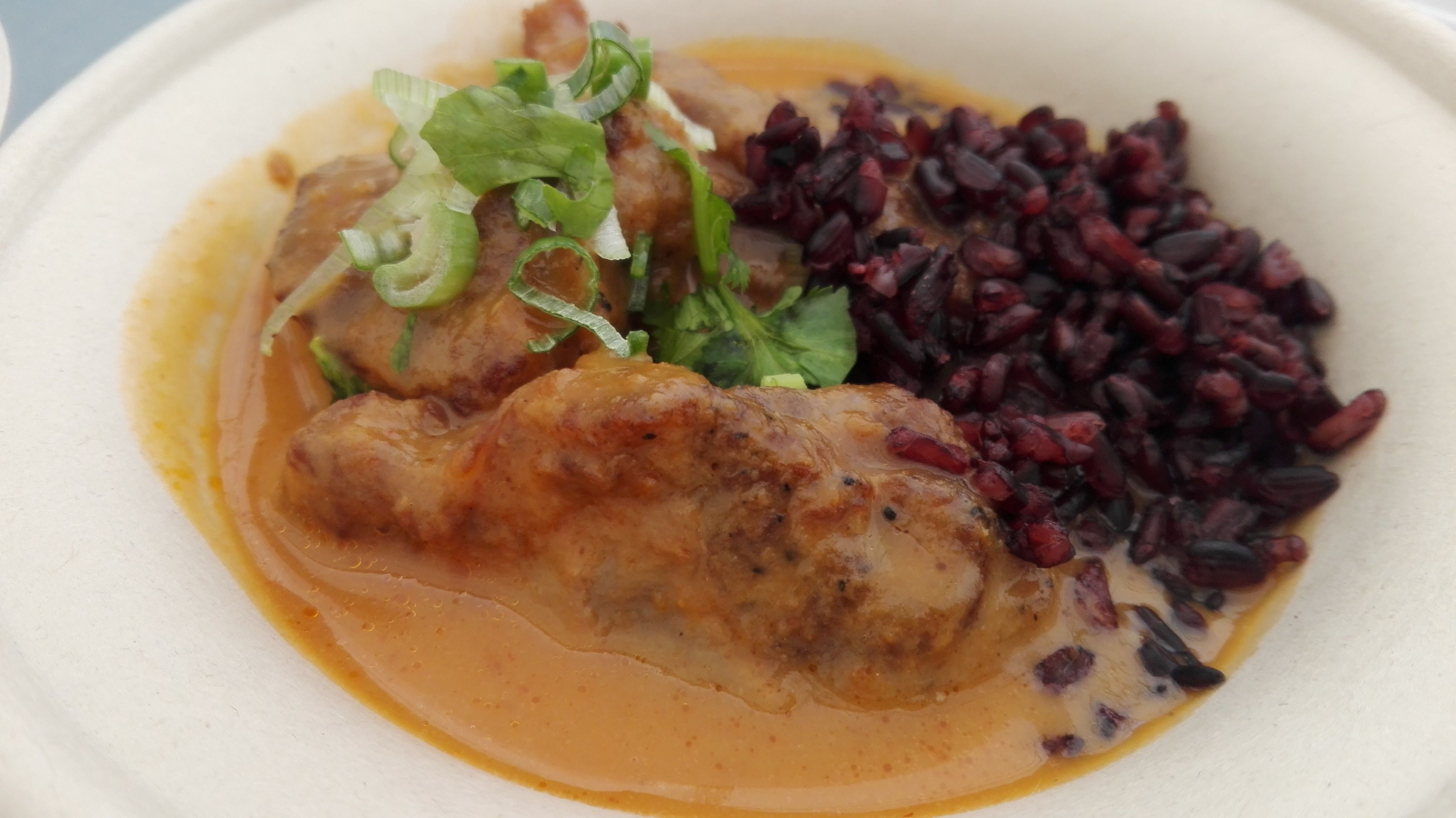 carrillada con curry rojo leche coco y arroz prohibido