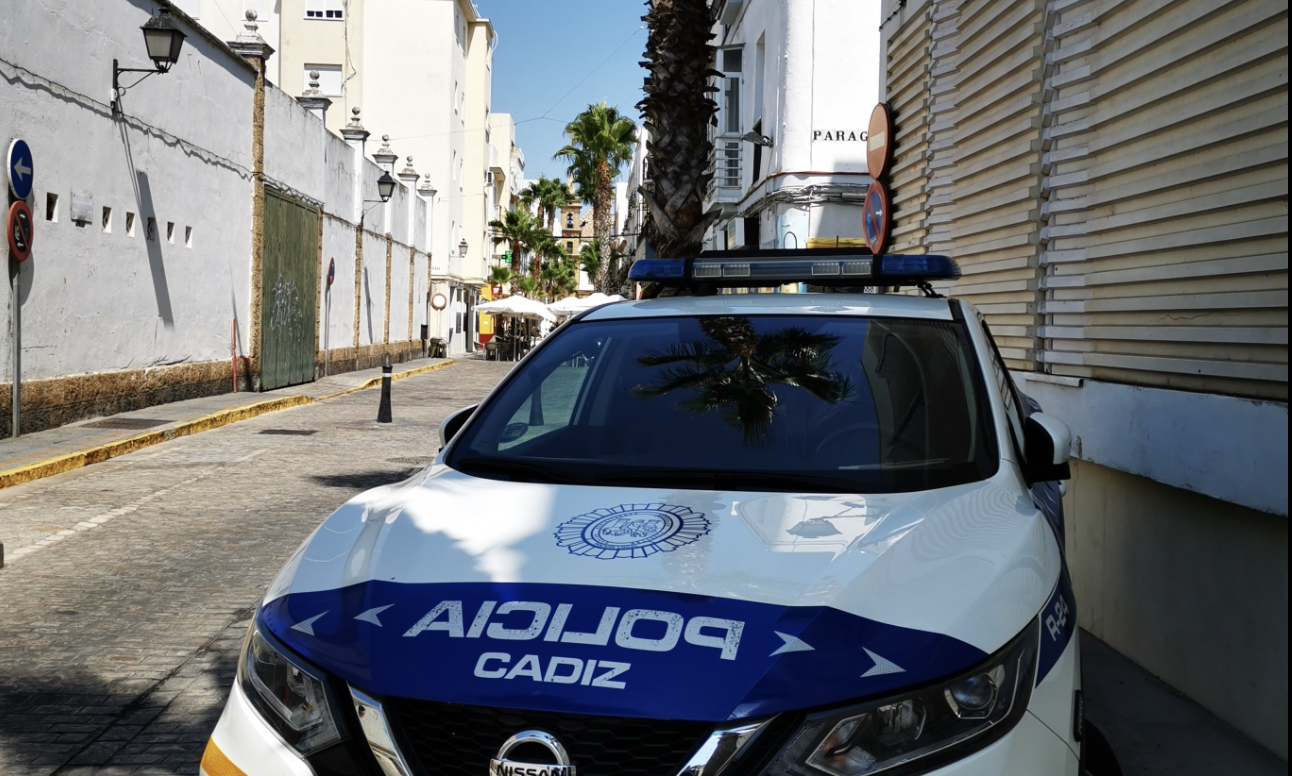 Un coche de Policía Local de Cádiz, en una imagen reciente.