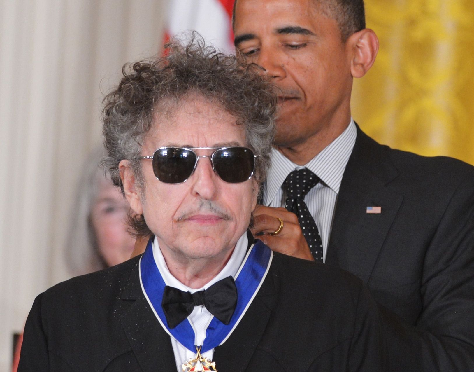 Bob Dylan recibe la medalla de la Libertad en 2012, de manos de Obama.
