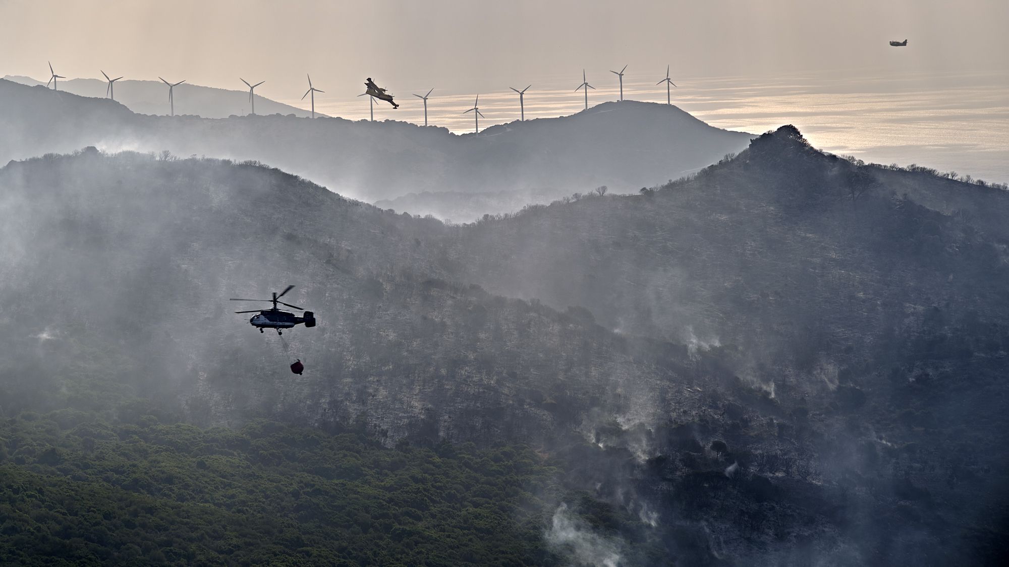 Los helicópteros trabajan en el incendio de Guadalmesí, Tarifa. 
