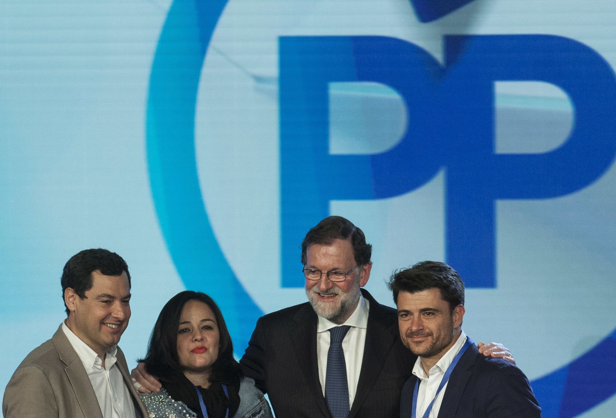 Energías renovables: ¿las 'puertas giratorias' de la 'revolución verde'?. Rajoy, en la convención nacional del PP celebrada en 2018 en Sevilla, junto a Moreno Bonilla, Beltrán Pérez y Verónica Pérez, actual presidenta del PP sevillano. PP