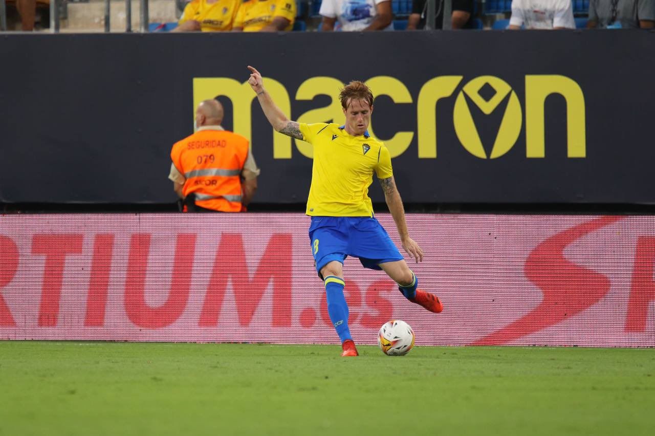 Álex Fernández, sin publicidad, golpea un balón.   CADIZCF