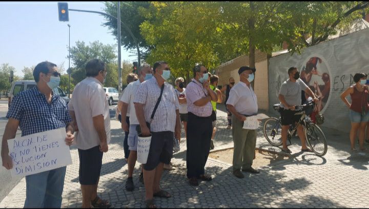 Concentración de vecinos de Cerro-Amate, este pasado martes en Sevilla, contra los apagones eléctricos en la zona.