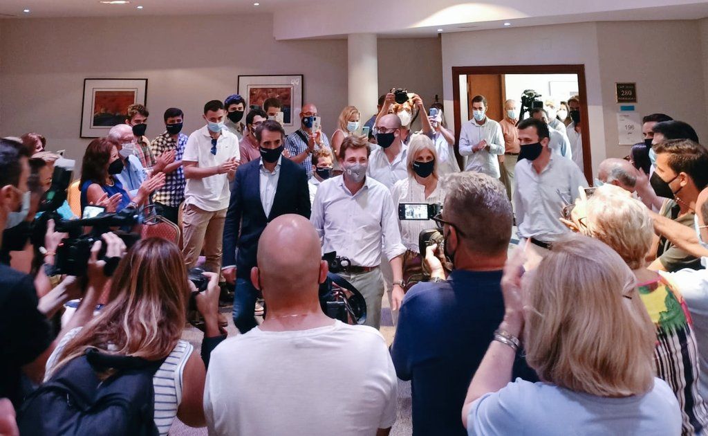 Martínez Almeida, este pasado martes, junto a Antonio Saldaña, en el hotel Sherry Park. PP