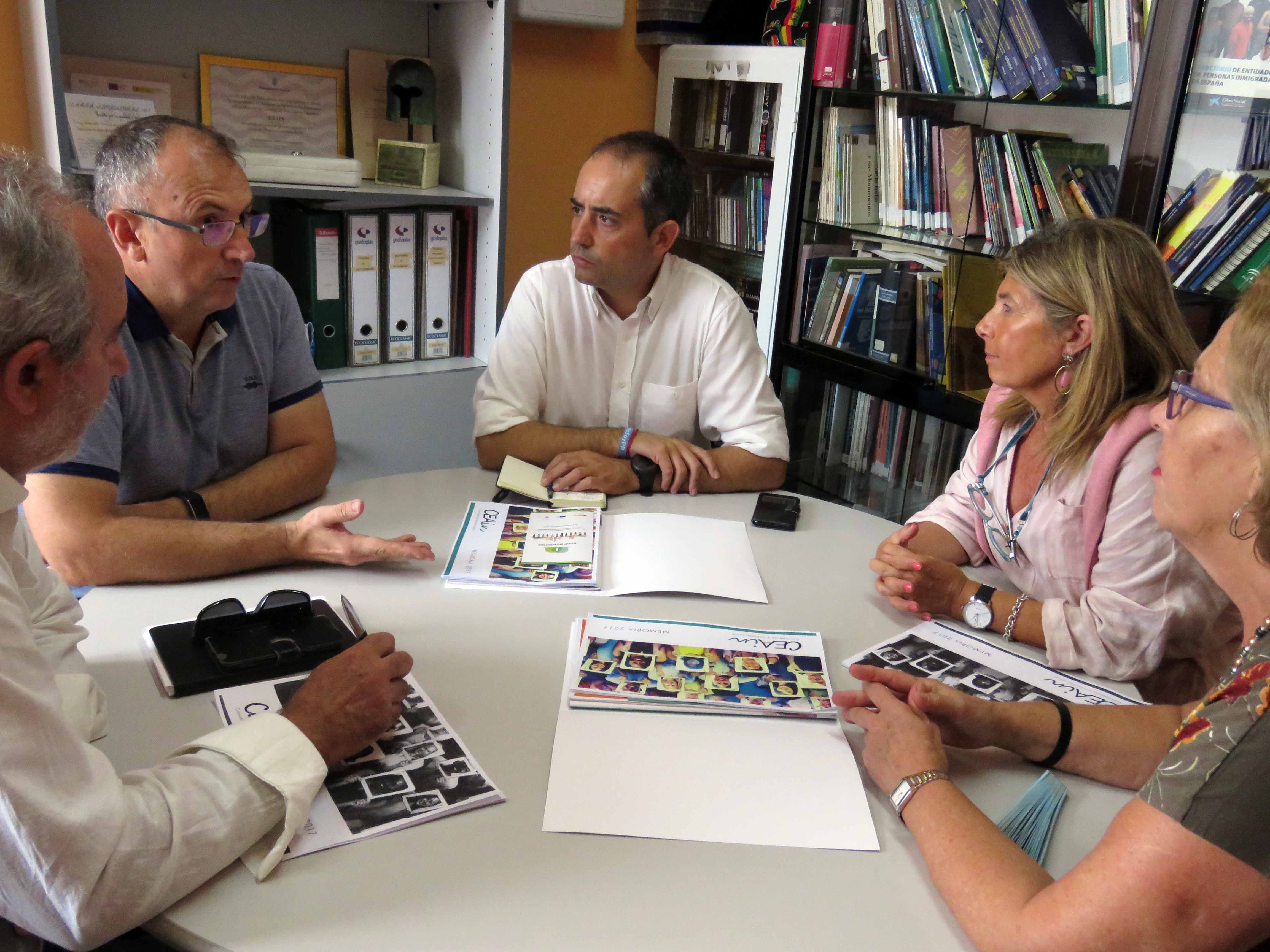 Un momento de la reunión de miembros del PP con Ceain. FOTO: PP de Jerez.