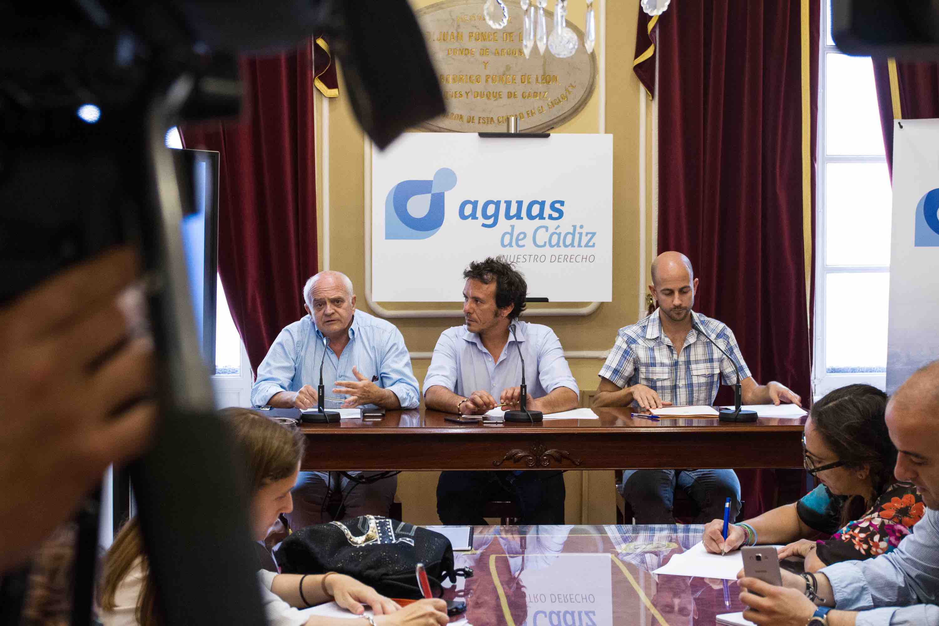 El alcalde de Cádiz, José María González, acompañado del presidente de la empresa municipal Aguas de Cádiz, Álvaro de la Fuente y del gerente, Jesús Oliden, en una rueda de prensa retrospectiva.