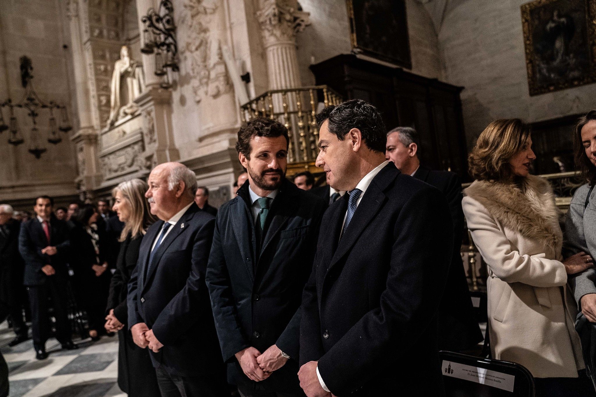Moreno junto a Casado, con Patricia del Pozo al fondo de la imagen, en un acto en la Catedral de Sevilla. JUNTA