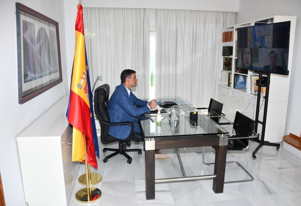 Pedro Sánchez, en alpargatas, en una reunión sobre el dispositivo de repatriación de españoles de Afganistán