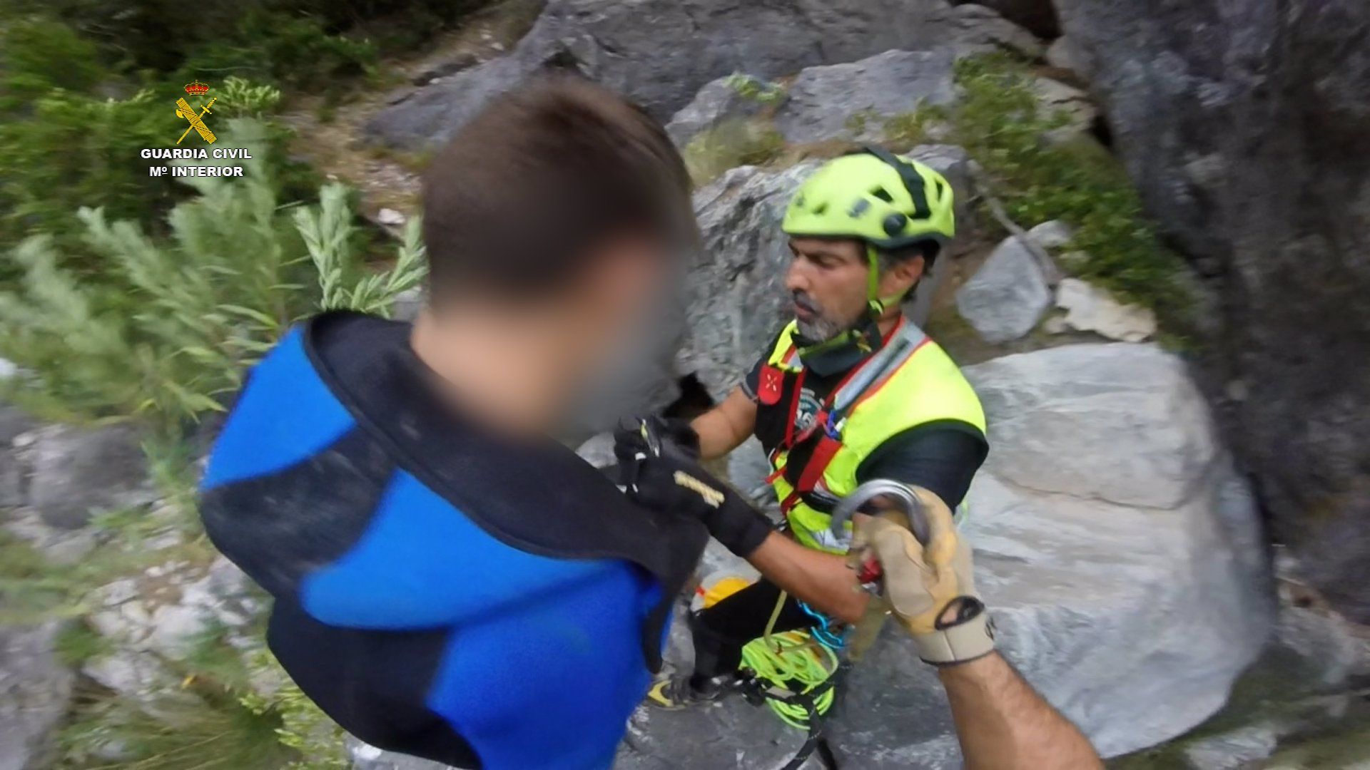 Rescatan a cinco menores embarrancados en el río Verde de Granada.