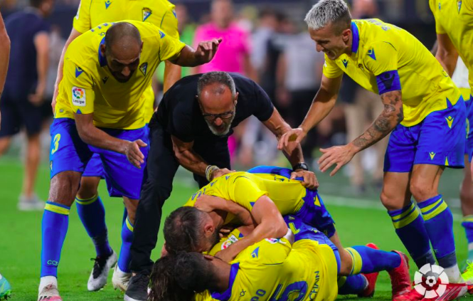 Álvaro Cervera celebra con sus jugadores el gol ante el Levante.
