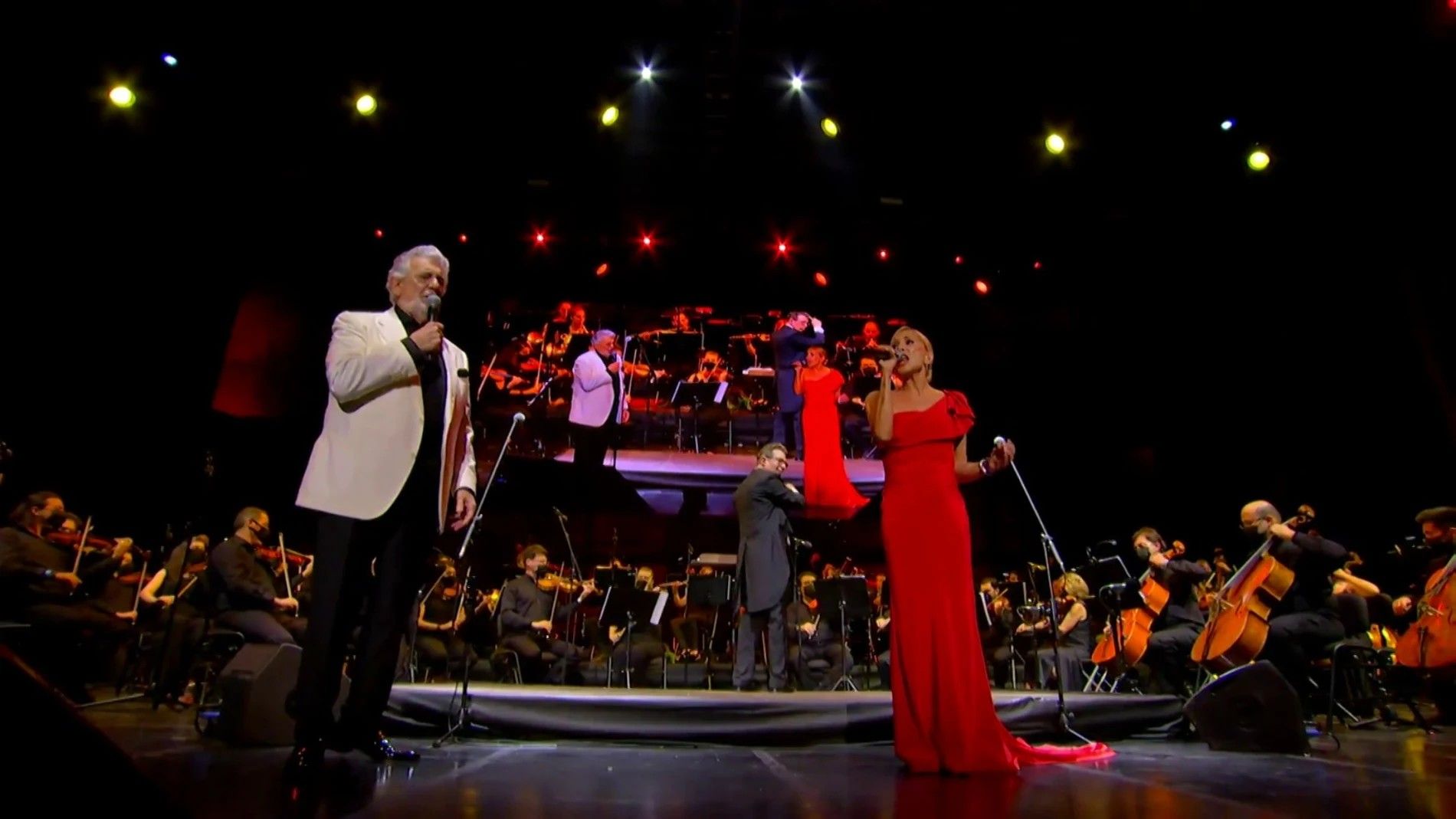 Plácido Domingo y Marta Sánchez en el Starlite de Marbella cantando el himno de España 