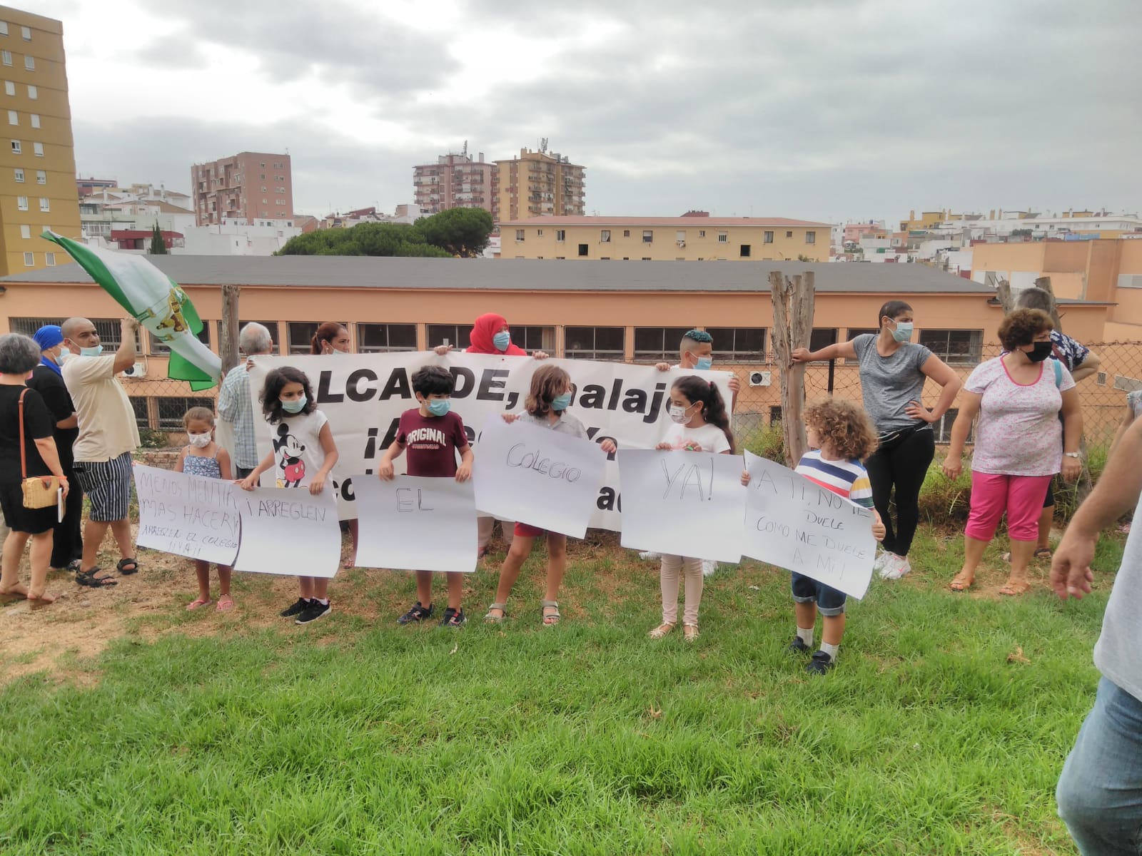 Las niñas y niños del colegio Campo de Gibraltar, en una concentración convocada este jueves para protestar por el patio de recreo en ruinas