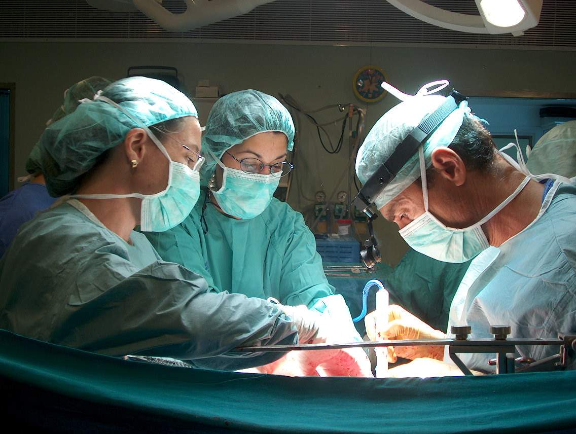 Médicos realizando un trasplante.