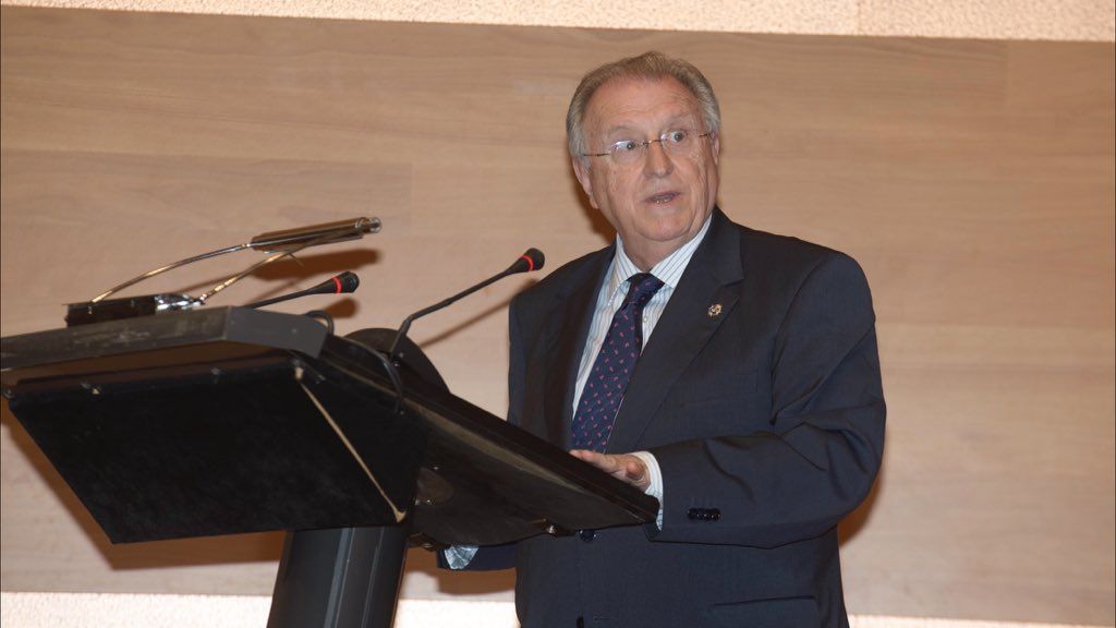 José Blas Fernández, en la entrega de becas a la Promoción 2014-2018 de los alumnos de la Facultad de Ciencias del Trabajo de Cádiz, imagen de archivo..