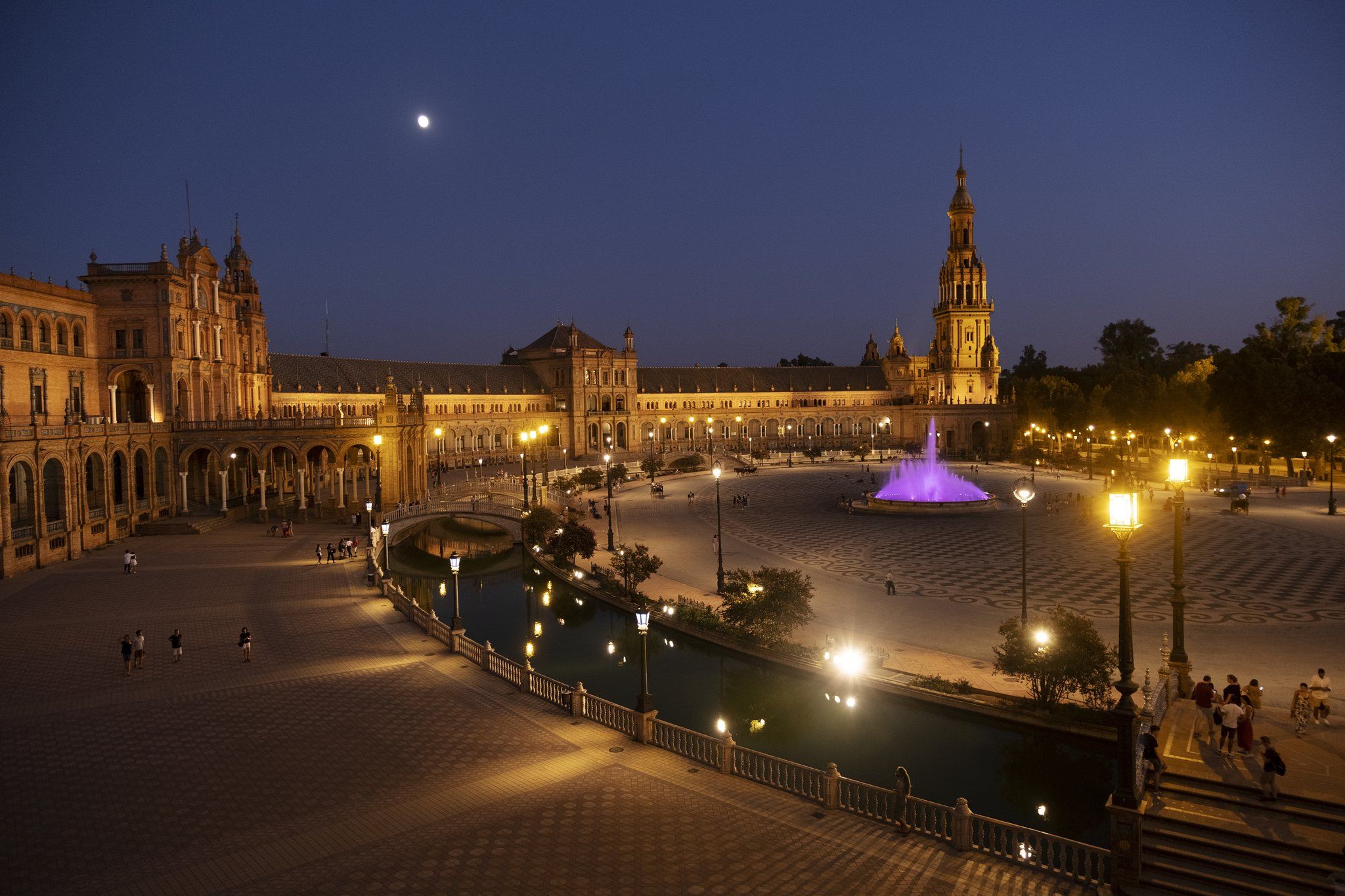 La fuente de la Plaza de España de Sevilla se iluminó de color púrpura.   @PARALIMPICOS