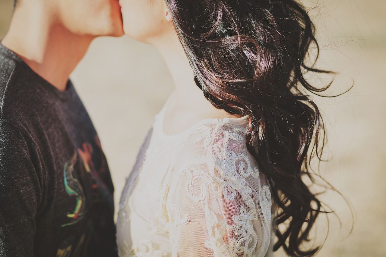 Una pareja besándose, en una imagen de archivo.