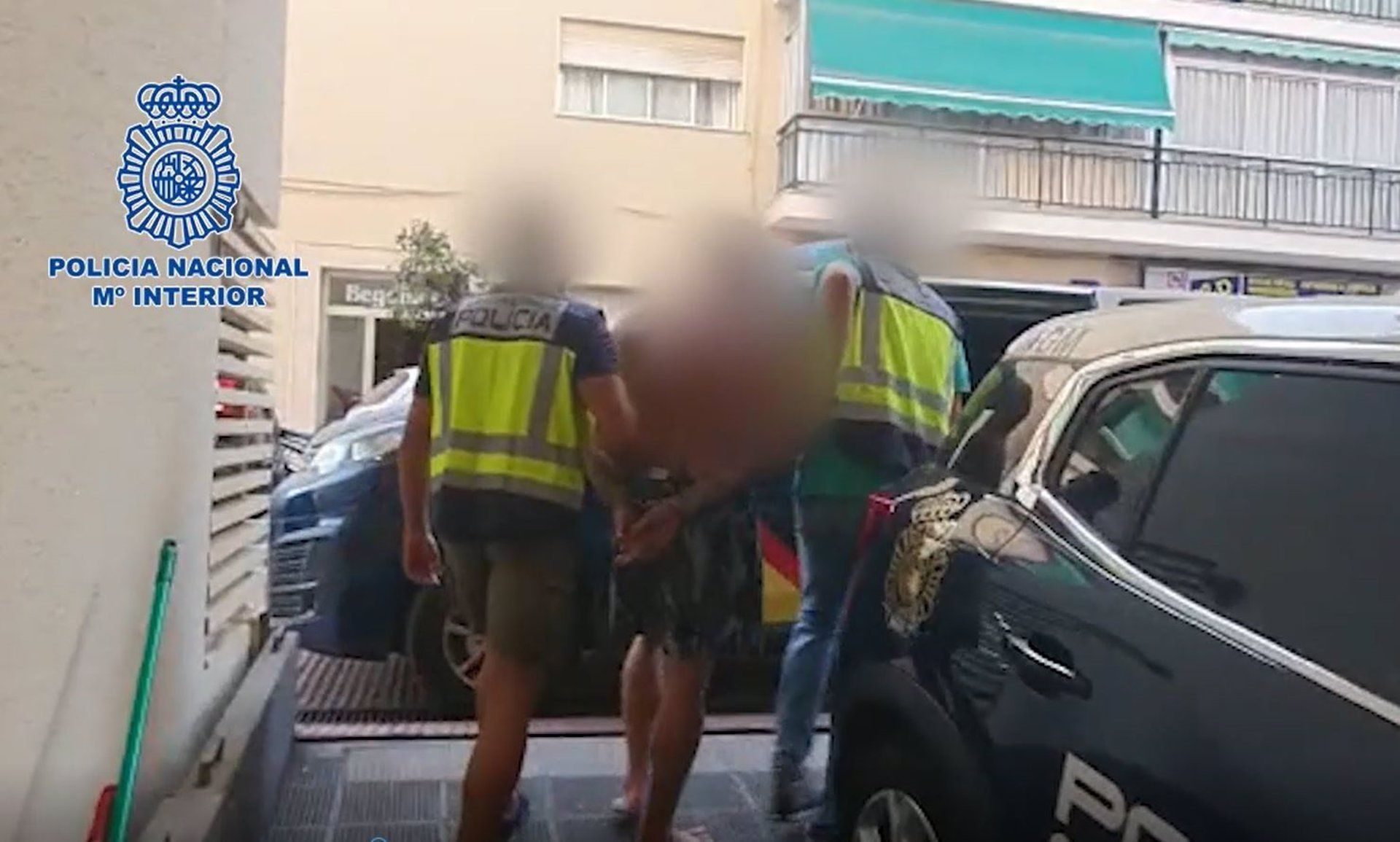 Un momento de la detención del individuo en Fuengirola.