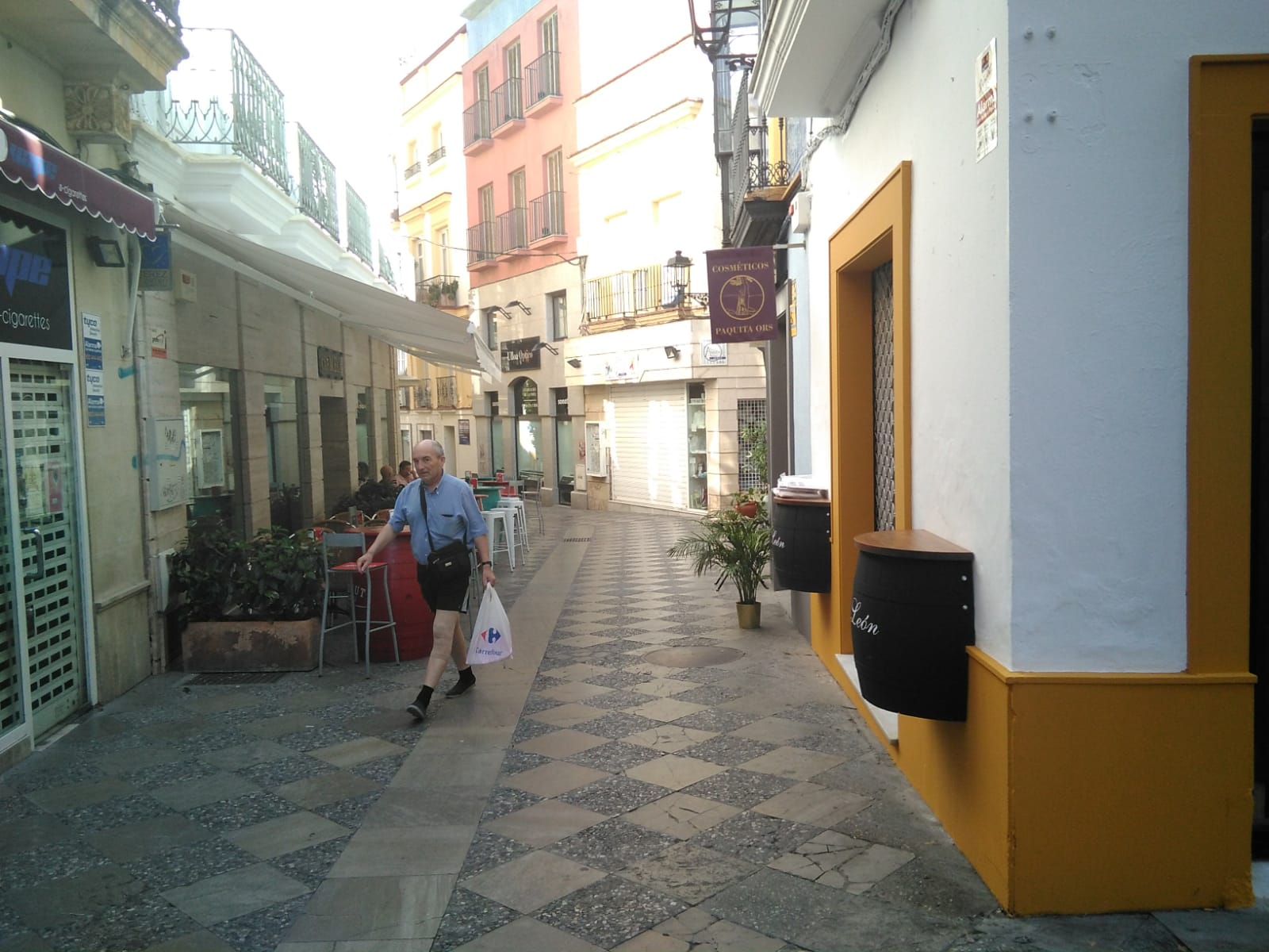 El inicio de la calle Algarve, con el café-bar La escalera de Carmela a la izquierda y La Lonja a la derecha. FOTO: CLAUDIA GONZÁLEZ ROMERO. 
