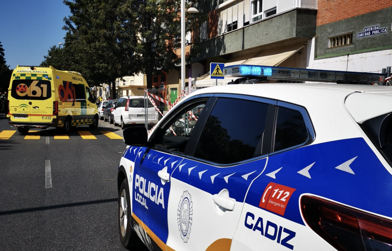 Intervención de Policía Local y Emergencias Sanitarias tras el atropello en un paso de peatones de una mujer en Cádiz.
