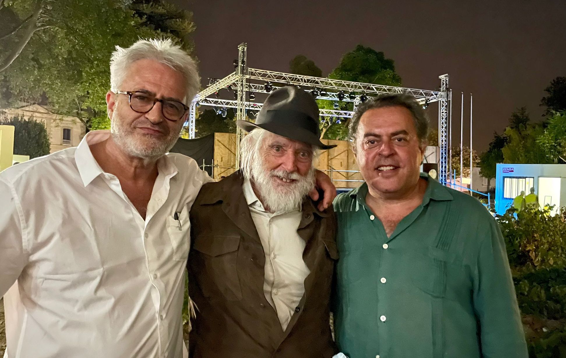 Paco de la Rosa y Juan Alfonso Romero junto a Michael Chaplin, en el 'backstage' de la Fiesta de la Bulería, este pasado viernes. LAVOZDELSUR.ES