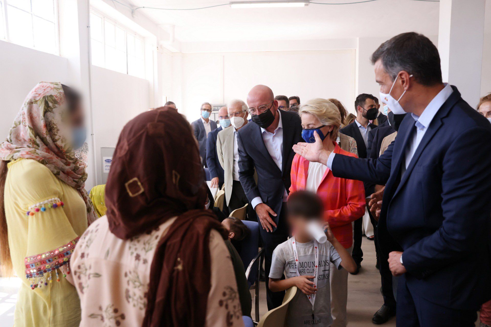 Sánchez junto a autoridades de la UE en la visita al campamento de Torrejón de Ardoz que acoge temporalmente a desplazados afganos.