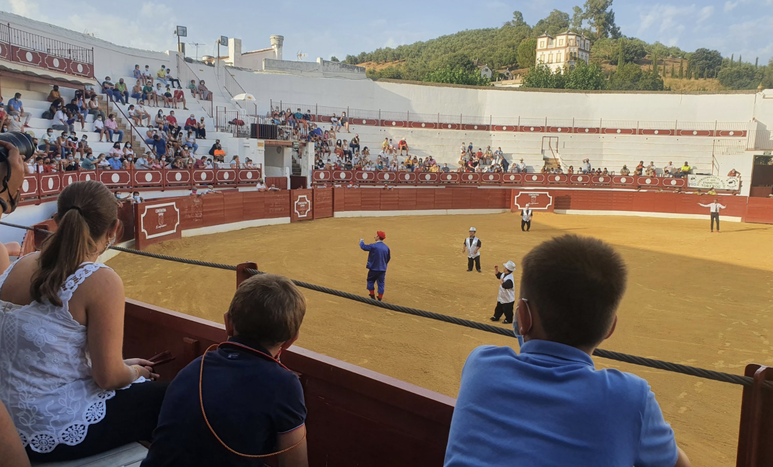 Un espectáculo del 'Bombero torero', este pasado domingo en la plaza de toros de Constantina, en Sevilla. VERÓNICA PÉREZ