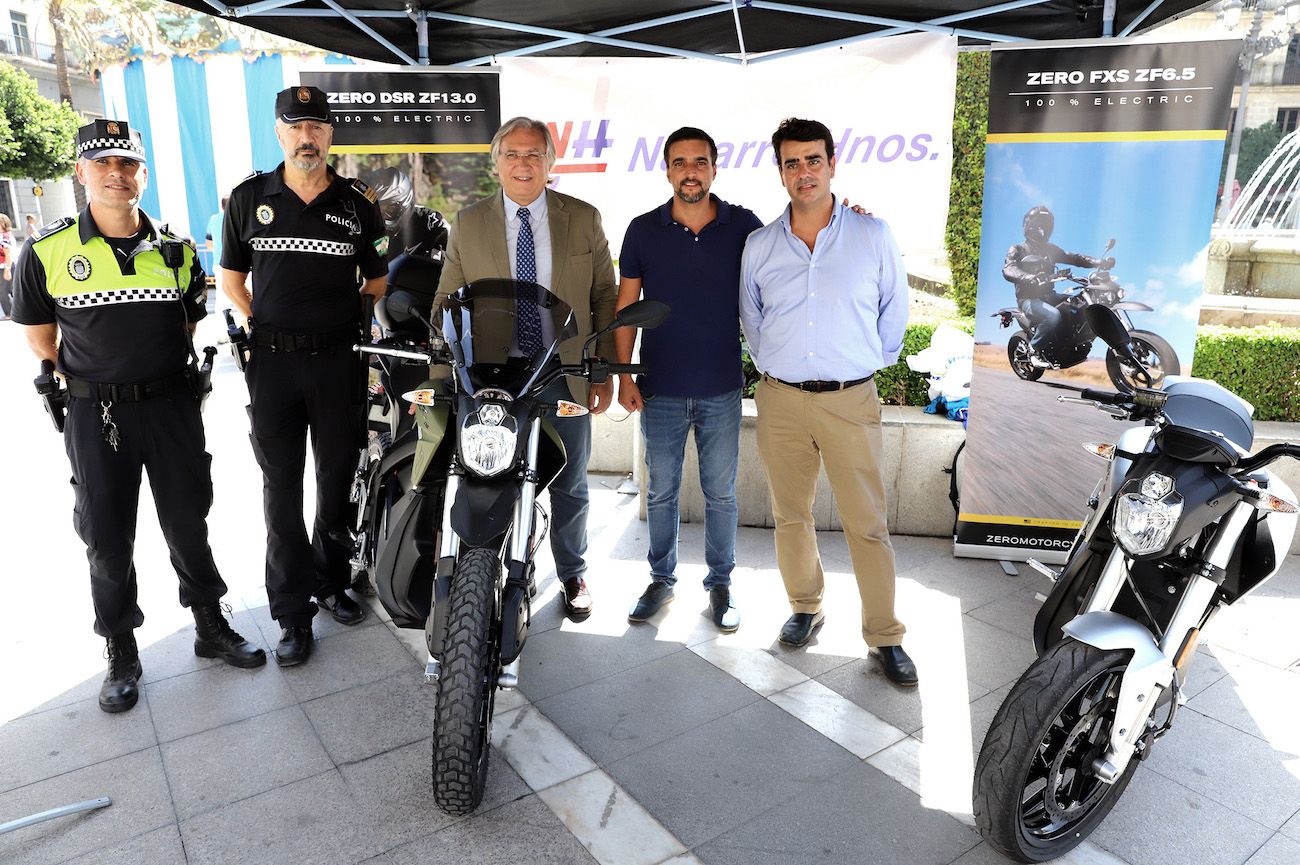 Los tenientes de alcaldesa José Antonio Díaz y Francisco Camas, en la presentación de las motos eléctricas de Navarro Hermanos.
