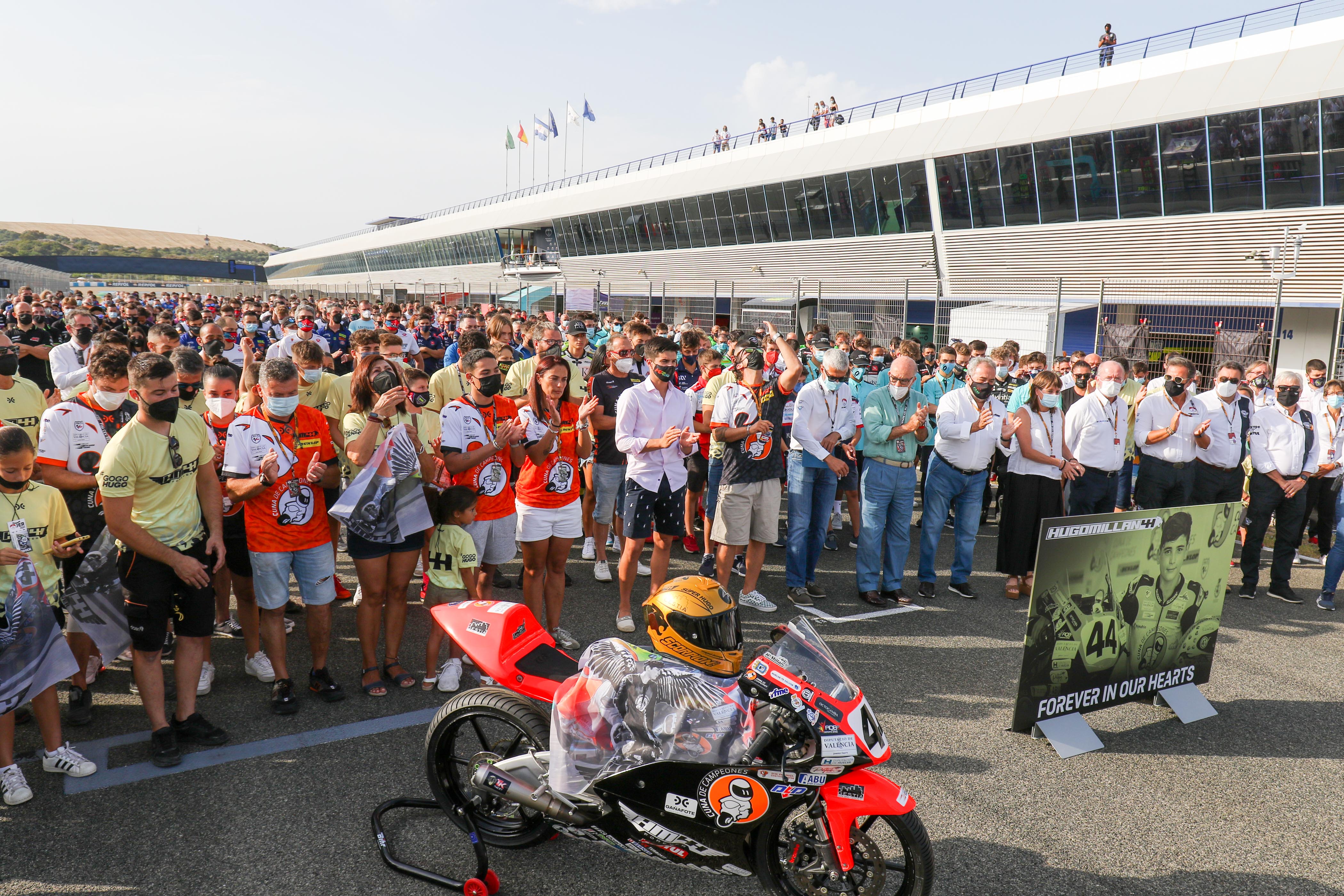 Minuto de silencio en recuerdo de Hugo Millán.   CIRCUITO DE JEREZ