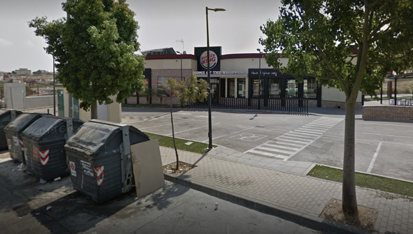 Burger King de la zona de Los Pastores, en Algeciras, donde ejerce como gerente Rebeca, ahora suspendida de empleo y sueldo. GOOGLE MAPS
