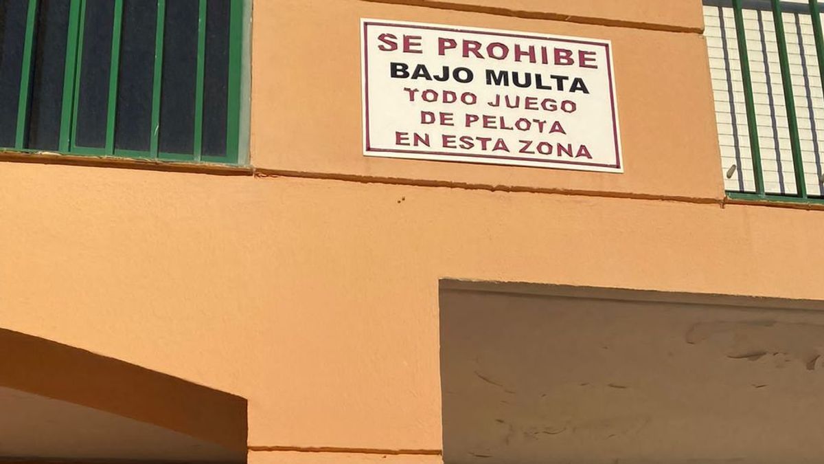 Cartel en Cádiz de prohibido jugar a la pelota.   IES LA CALETA