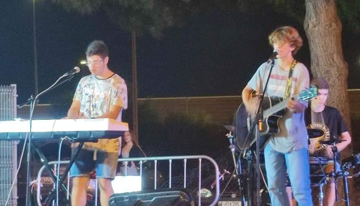 El pianista Adrián tocando con su grupo Diario en Río San Pedro.