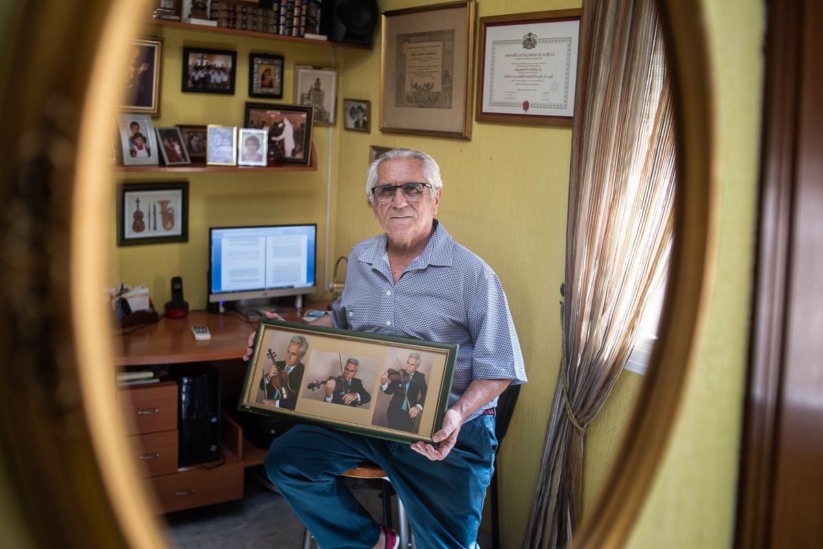 Enrique Orellana posa para lavozdelsur.es en el despacho donde guarda los recuerdos de casi 70 años dedicados a la música