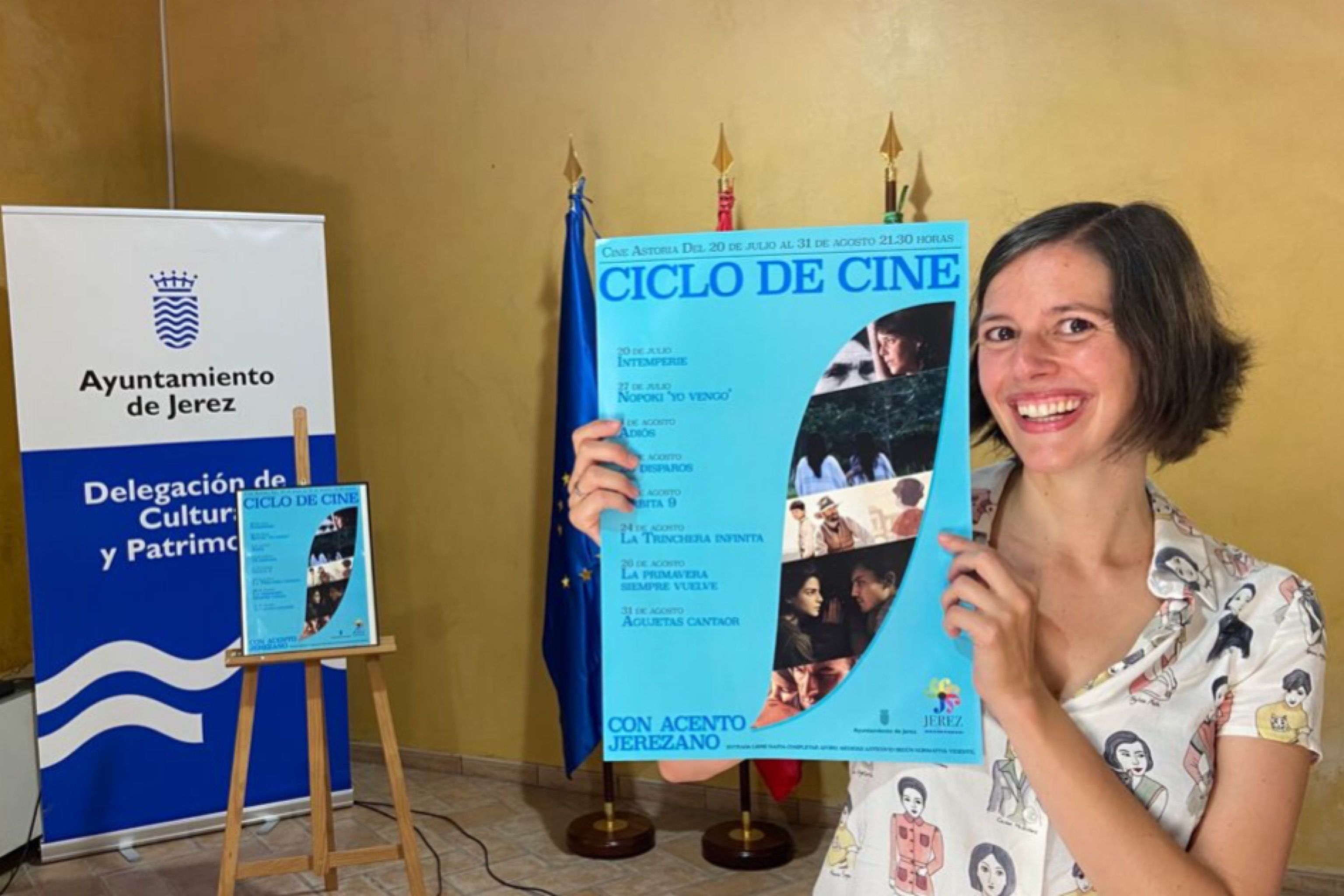 Alicia Núñez Puerto con el cartel del ciclo de cine 'Con Acento Jerezano'